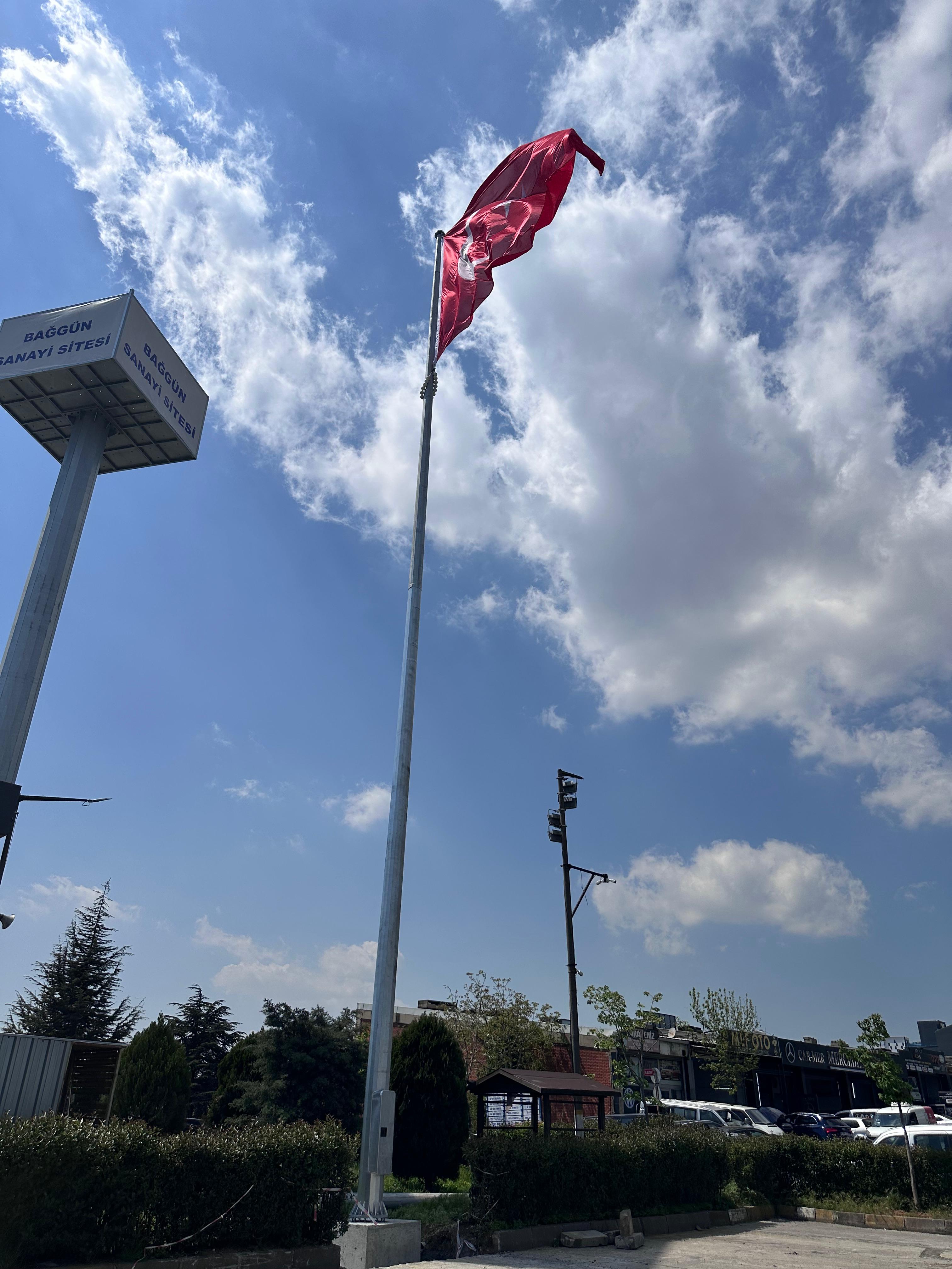 SİTEMİZ ORTA BULVARDAKİ BAYRAK DİREĞİMİZ YENİLENDİ...
