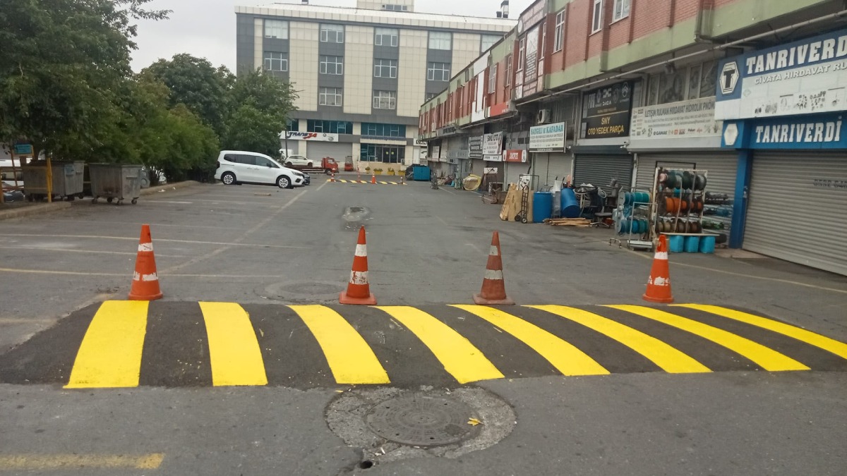 ÇARŞI GRUBUNDA PARK ALANLARI NUMARALANDIRILDI VE SETLER BOYANDI