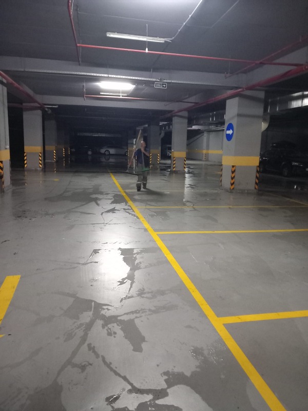 BEYAZ TOWER -2 KAPALI OTOPARKTA OLUŞAN SU SIZINTISINA MÜDAHALE EDİLDİ