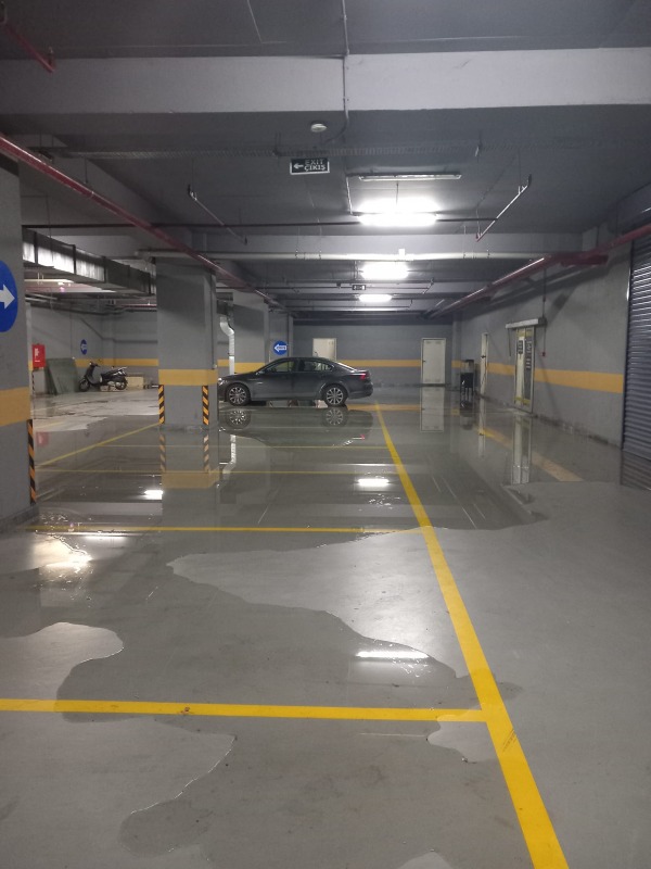 BEYAZ TOWER -2 KAPALI OTOPARKTA OLUŞAN SU SIZINTISINA MÜDAHALE EDİLDİ