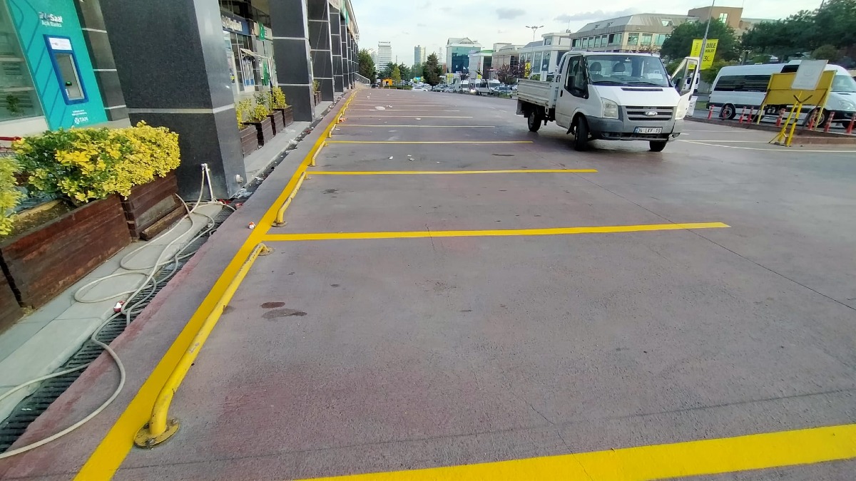 11. Blok ve Metro AVM Açık Otopark Alanlarında Çizgi Çalışmaları Gerçekleştirildi